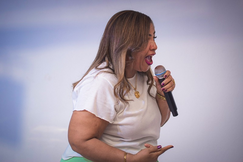 Público em momento de louvor durante apresentação