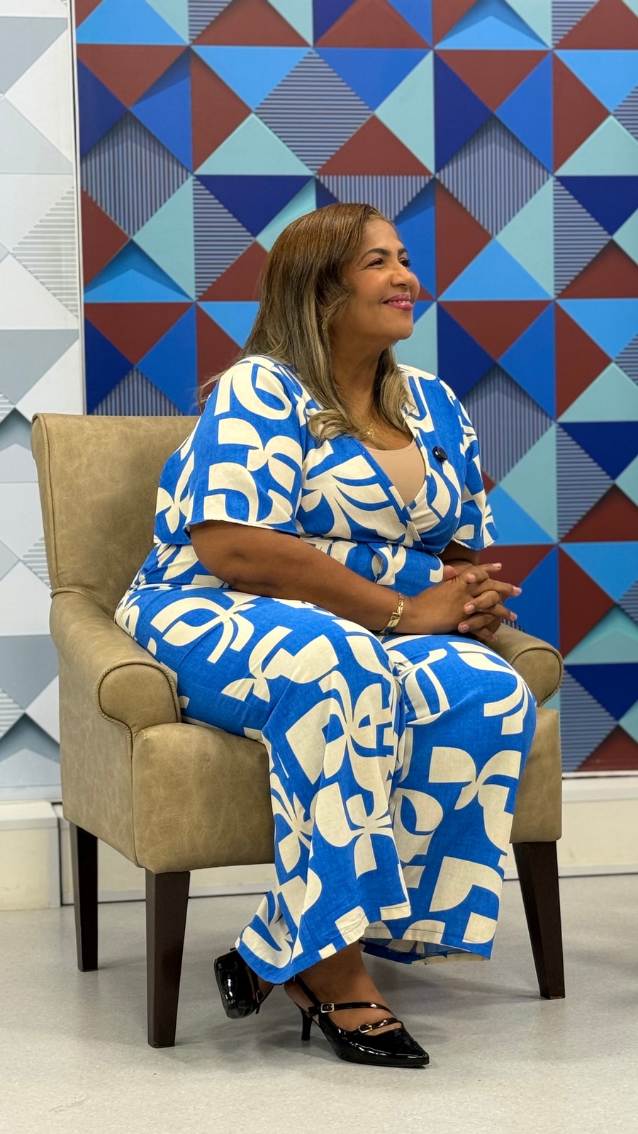 Nara Costa ministrando em um evento